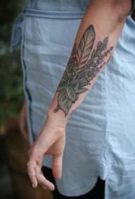 Дјевојчица на рукама сади дивље цвијеће и узорак тетоваже пера