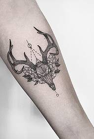 Antilope di bracciu chjucu cù fiori è mudellu di tatuaggi di tatuaggi