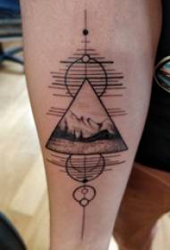 Dzanja la atsikana amajambula pamitundu ndi zithunzi za geometric tattoo