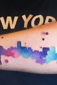 Tatuaje de paisaxe de gran cidade con estilo acuarela de brazo