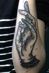 Klein arm Europese en Amerikaanse skoolhand swartgrys tattoo patroon