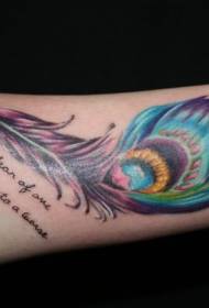 Piume di pavone colorate a braccio piccolo e motivo del tatuaggio con alfabeto inglese
