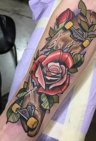 Arm staré školy styl skateboardu a červené růže tetování vzor