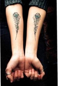 Braccio colorato bellissimo modello di tatuaggio piuma di pavone