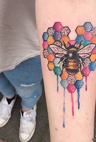 Pienten käsivarsien eurooppalaisten ja amerikkalaisten koulujen mehiläisten roiskemuste piste pesän tatuointikuvio