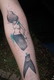 Mala sirena odvojila tintni uzorak svježe tetovaže