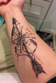 Татуировка ръкав модел момиче ръка на стрела и компас татуировка снимка