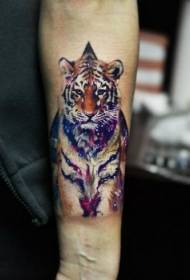 Kleurrijke tijger tattoo patroon in realistische stijl van de arm