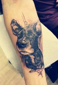 Braccio crudo del ragazzo del modello del tatuaggio del cane sull'immagine grigia nera del tatuaggio del cucciolo