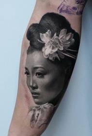 Ruka realističan realističan uzorak djevojke portret tetovaža