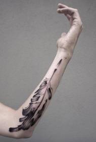 brazo pluma pluma tinta negra estilo tatuaje patrón