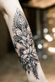 Waardering van het zwart-grijze bloemen tattoo-patroon van de arm