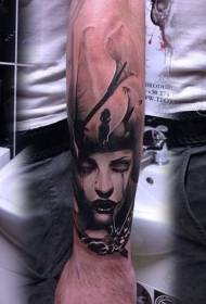Retrat de dona misteriosa de braç negre amb patró de tatuatge d'aus
