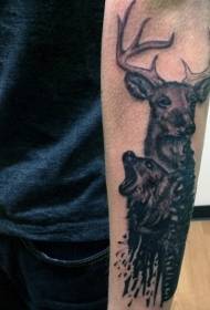 Braccio nero stile acquerello ruggente orso e cervi modello tatuaggio