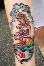 Motivo frontale a tatuaggio color sirena e tatuaggio squalo