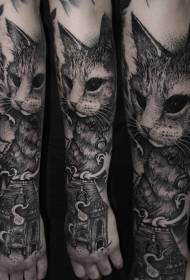 realistisk svart katt med tatueringsmönster för gammal husarm