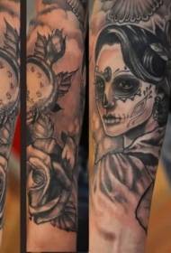 Lengan potret wanita tradisional mexican dan gambar tatu jam