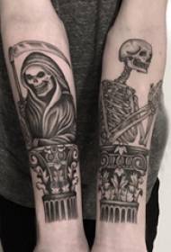Θάνατος τατουάζ, βραχίονα ανδρικού φοιτητή για το θεό του θανάτου και τις εικόνες τατουάζ