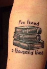 Braccio libro grigio con motivo tatuaggio citazione inglese