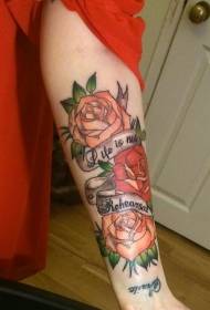 Arm gekleurde mooie rozen en inscriptie tattoo patroon
