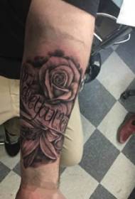 Gėlių tatuiruotės modelio berniuko ranka ant gėlių ir anglų tatuiruotės paveikslėlis