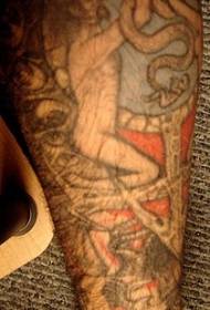 Bacak rengi çıplak adam yılan dövme deseni holding