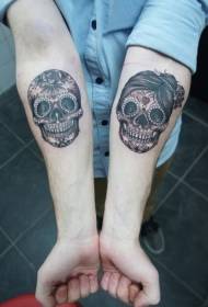 Model de tatuaj craniu cu braț feminin