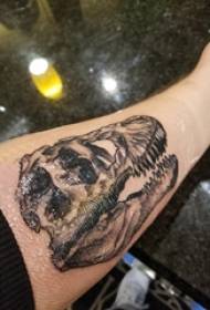 Bot tattoo foto jongensarm op donkergrijs dierlijk bot tattoo-foto