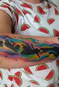 Braccio stile acquerello di Pan Yuwen e tatuaggio silhouette amici