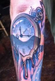 Braccio fatto in casa come modello di tatuaggio dell'orologio con decadimento del colore