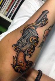 Рука смешной цветной револьвер тату