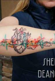 Wzór tatuażu ramię ludzkie serce w stylu przypominającym akwarele