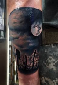 Realistična fotografija roke, kot barvit vzorec tatoo vrane