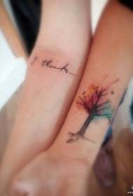 Piccolo braccio che spruzza piccolo modello di tatuaggio fresco dell'albero