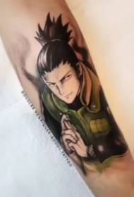 Marrazki bizidunetako anime pertsonaia tatuaje bat beso txikiarekin