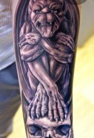 Un patrón de tatuaxe de gárgola cun brazo sentado de xeito realista
