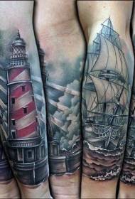 Braccio stile realistico colorato barca a vela e tatuaggio faro