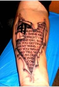Bible de bras avec motif de tatouage déchiré par la peau