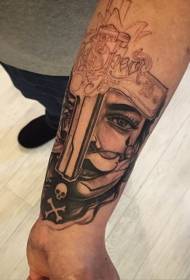Retrato de muller de brazo negro e patrón de tatuaxe de pistola