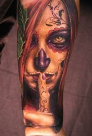 Modello di tatuaggio realistico della dea della morte di colore del braccio
