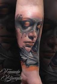 Modello tatuaggio articolato misterioso triste donna ritratto piuma