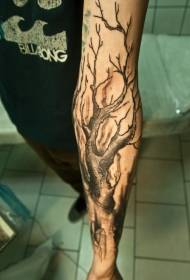 Muž rameno realistické staré tetovanie suchý strom vzor