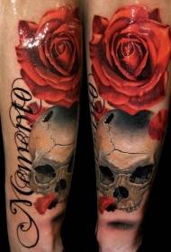 Црвена роза во боја со рака со оштетена шема на тетоважа на черепот