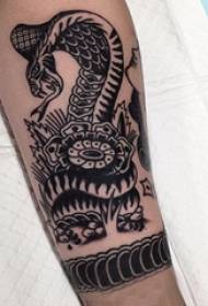 Змија и цветна тетоважа шема момче сурова рака на змија и цвет тетоважа слика