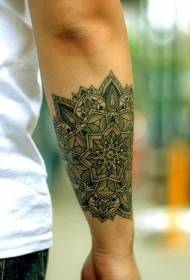 Tatuaj minunat incolor cu flori de mandala pentru braț masculin