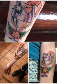 Maisto tatuiruotės merginos ranka ant kūrybingo maisto tatuiruotės paveikslo