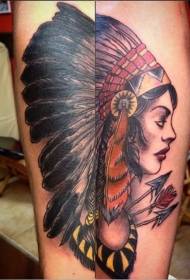 Brazo nuevo estilo colorido mujer india con tatuaje de flecha