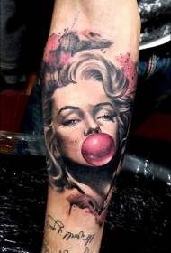 Bracciu realistu di tatuaggi di ritrattu di donna europea è americana