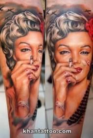 Picha ndogo ndogo yenye rangi nzuri ya Marilyn Monroe na muundo wa tattoo ya ndege