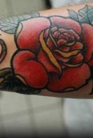 Колір руки червона троянда зелений лист татуювання візерунок